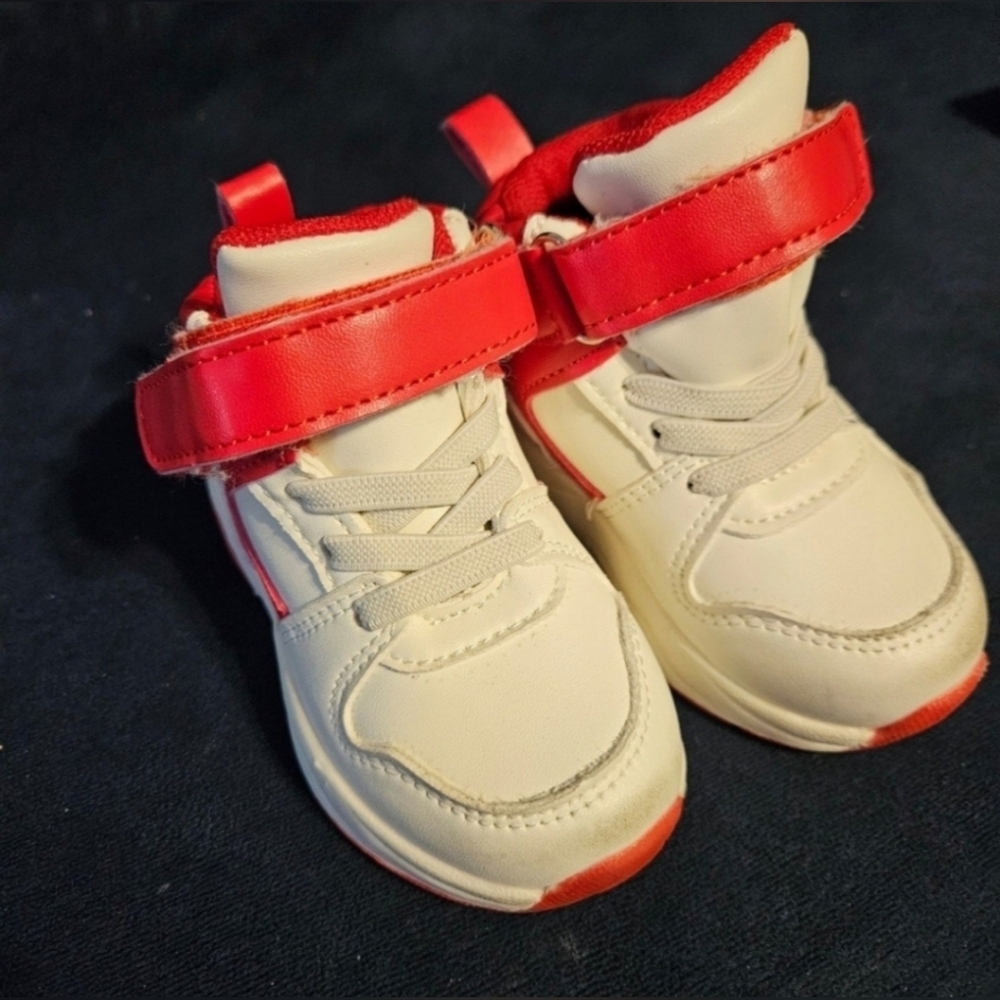 Baby's shoes